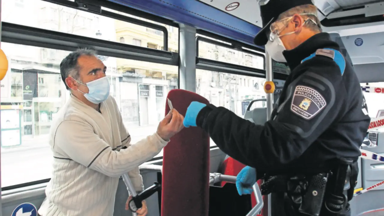 Control de la Polic&iacute;a Local de Santander en un autob&uacute;s urbano. / jos&eacute; ram&oacute;n