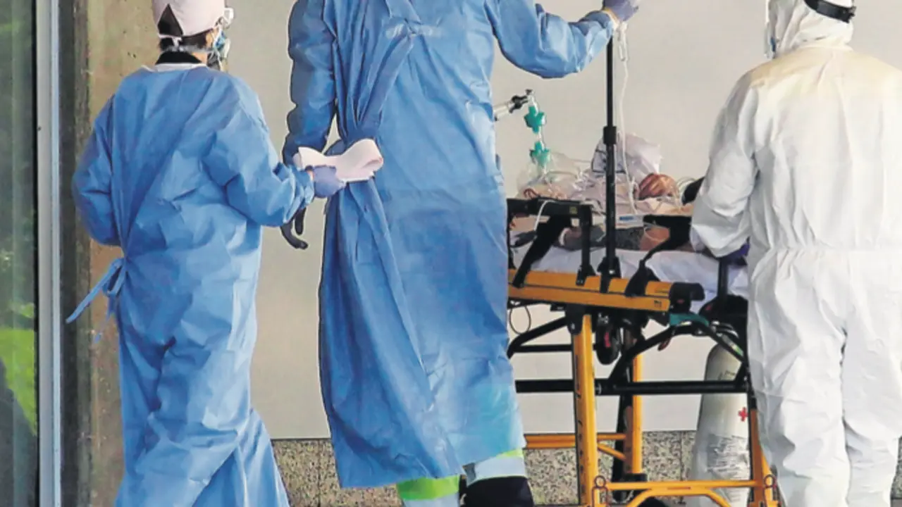 Ingreso de un paciente en el Hospital Marqu&eacute;s de Valdecilla. / ALERTA