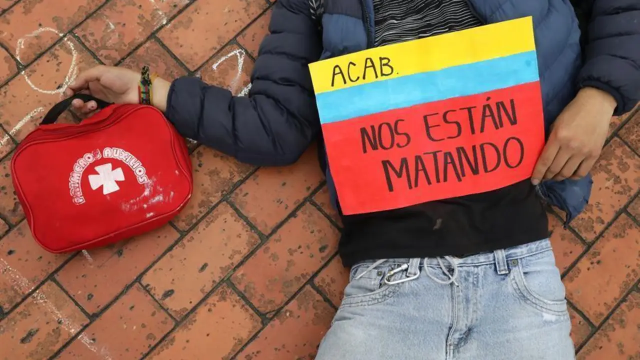 Un manifestante permanece en el suelo representando la muerte de j&oacute;venes durante una protesta realizada este viernes en las calles de Bogot&aacute; (Colombia). Organizaciones civiles de j&oacute;venes y representantes estudiantiles exigieron este viernes al Gobierno colombiano respuestas ante las recientes matanzas ocurridas en el suroeste del pa&iacute;s, en una jornada de manifestaciones contra la violencia y el abandono estatal. EFE/ Carlos Ortega