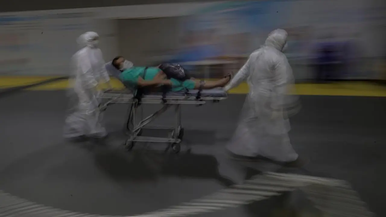 otograf&iacute;a a baja velocidad de enfermeros con un paciente con coronavirus a la UTI del hospital de Campa&ntilde;a de Riocentro, el 21 de agoto de 2020 en la zona oeste de R&iacute;o de Janeiro (Brasil). R&iacute;o de Janeiro, una de las ciudades m&aacute;s impactadas por la pandemia del coronavirus en Brasil, sigue con su plan de desescalada gracias a la reducci&oacute;n de la demanda por camas de cuidados intensivos en hospitales de campa&ntilde;a como el de Riocentro, al que EFE tuvo acceso. EFE/Antonio Lacerda