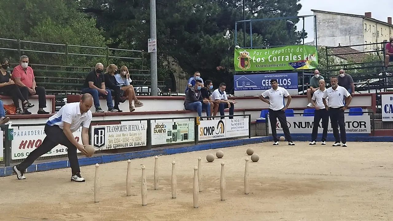 Antonio Sagredo, de la Pe&ntilde;a J. Cuesta, birlando ayer en Los Corrales de Buelna. / dar&iacute;o B.