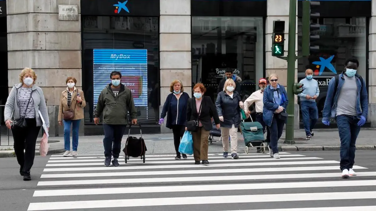 Varias personas cruzan la calle burgos en Santander. / J.R.