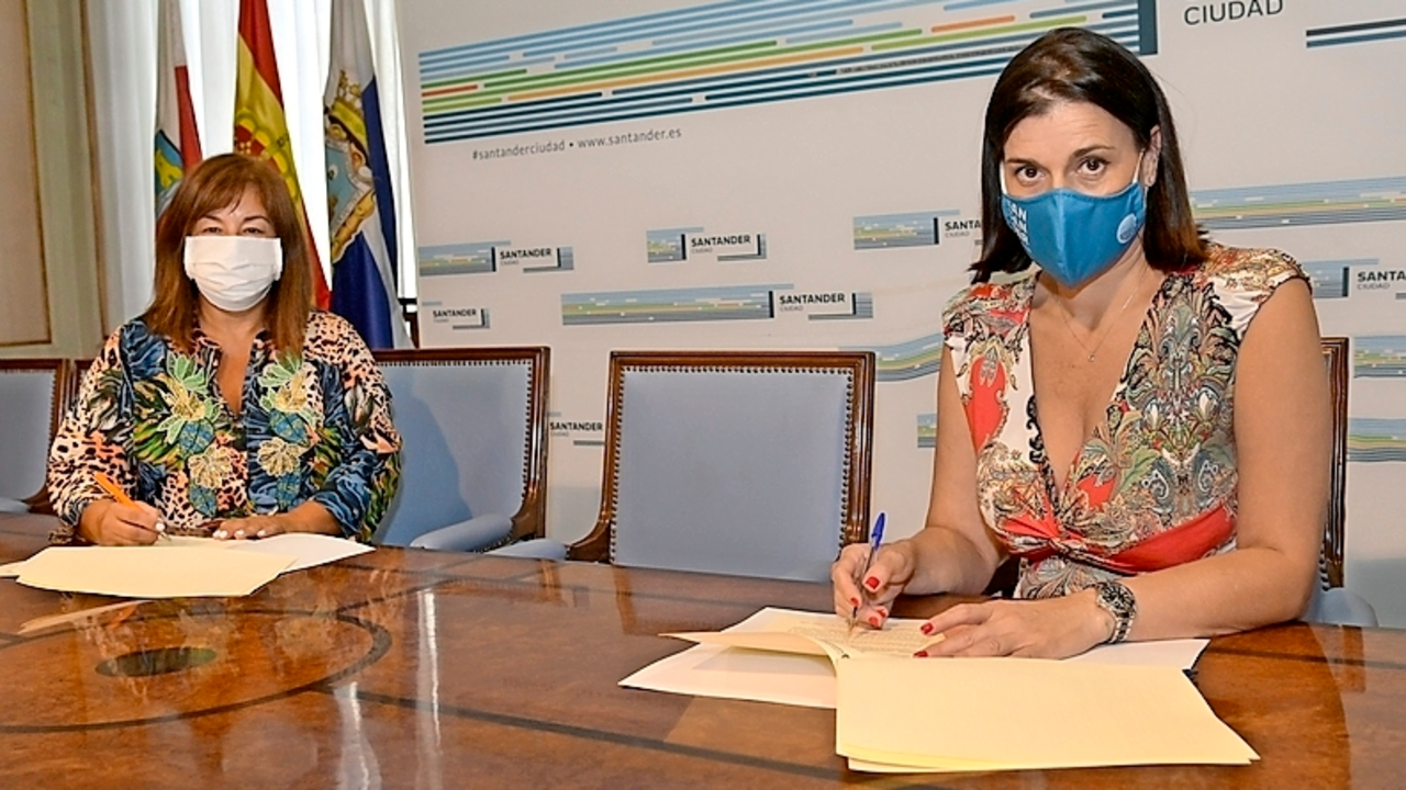 Elo&iacute;sa Velarde y Gema Igual durante la firma del la colaboraci&oacute;n. / ALERTA