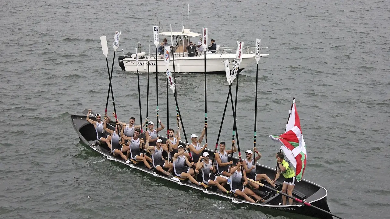 Los remeros de Pedre&ntilde;a celebran la bandera conseguida ayer en aguas de Getxo.