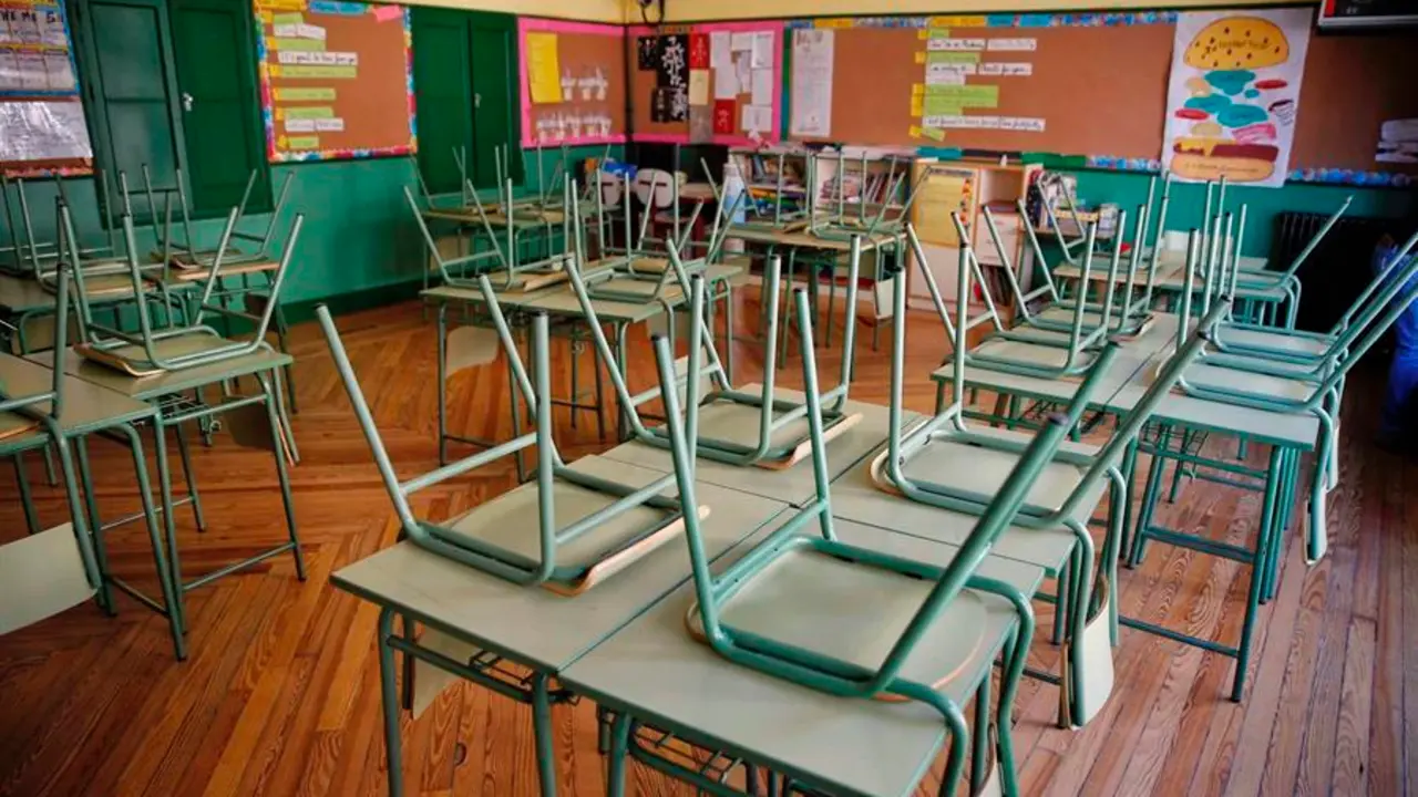 Un aula desierta en el colegio p&uacute;blico Rufino Blanco en Madrid. EFE/Paco Campos/Archivo