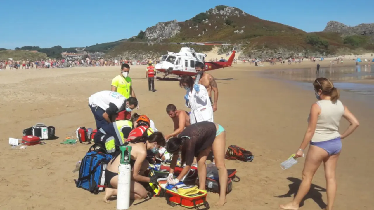 La Guardia Civil y Polic&iacute;a Local, que permanecen en la playa a la espera de la llegada del juez que proceder&aacute; al levantamiento del cad&aacute;ver
