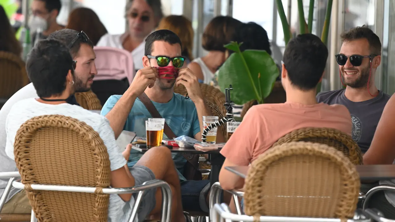 Varias j&oacute;venes disfrutan en una terraza en Santander. / HARDY