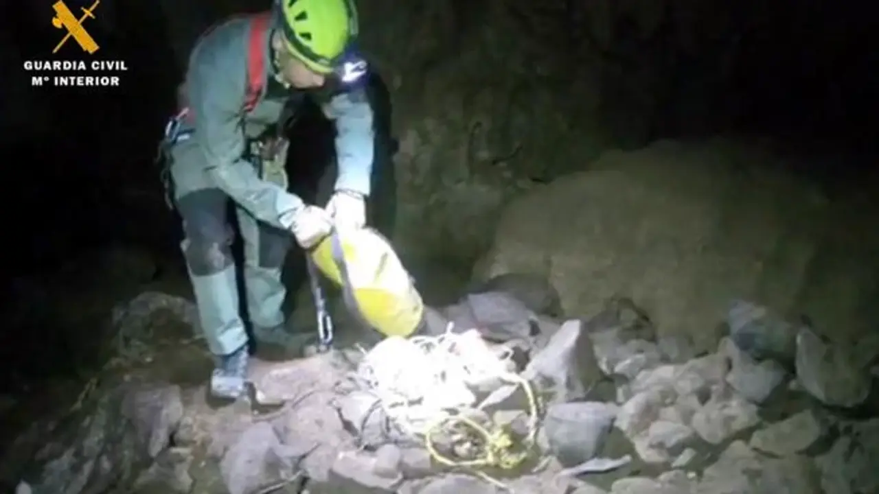 La Guardia Civil ha destruido de forma controlada una granada de mano, de tipo pi&ntilde;a y de la &eacute;poca de la Guerra Civil, que fue encontrada por dos espele&oacute;logos a unos 50 metros de profundidad en una cavidad pr&oacute;xima a la cueva de Coventoso, en Arredondo (Cantabria). EFE/M.Interior
