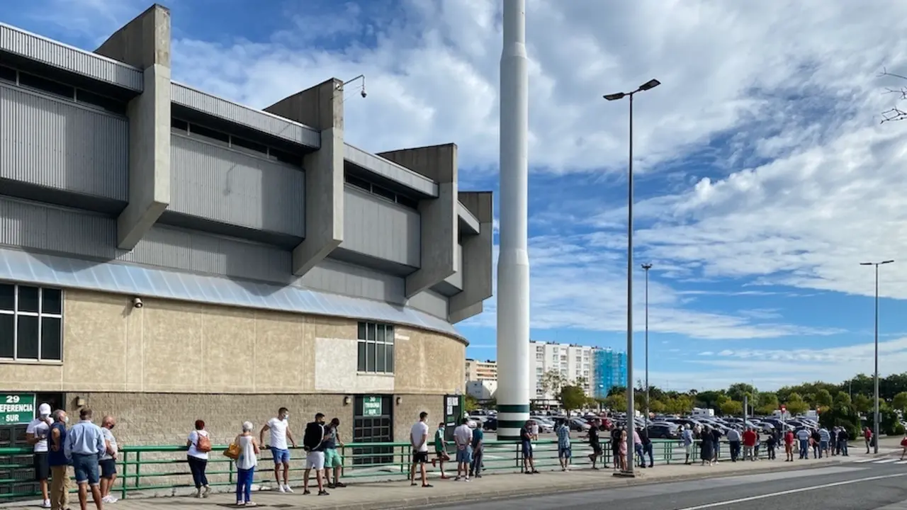 Colas en el exterior del estadio del Sardinero para la campa&ntilde;a de abonos. / HARDY