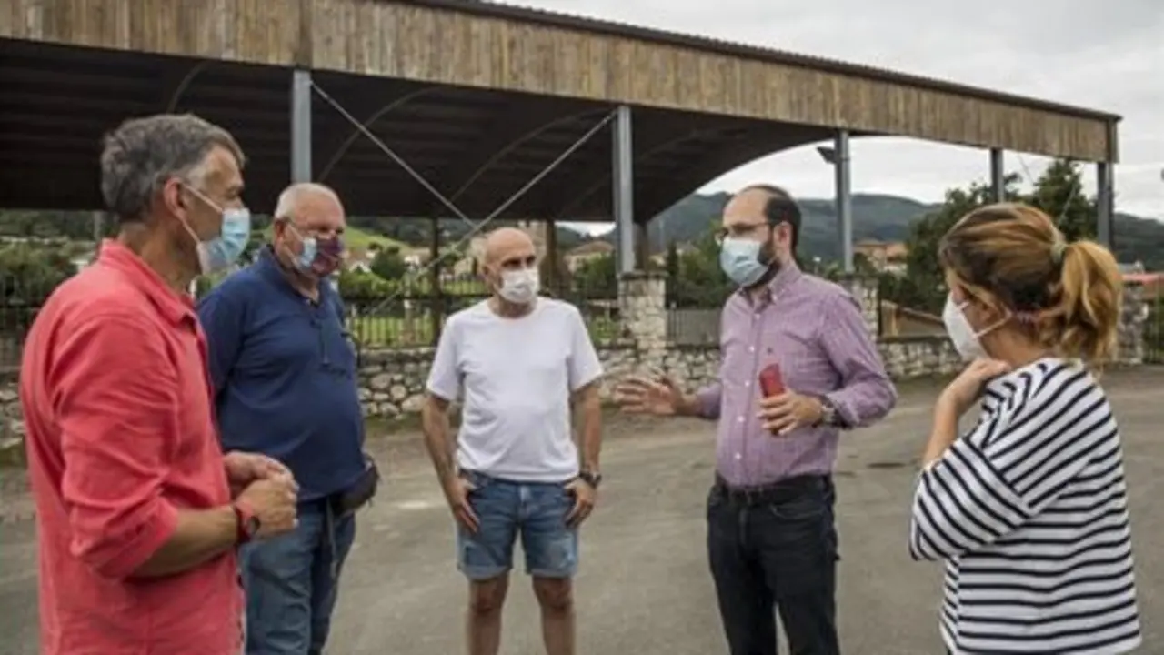 El concejal de Medio Ambiente y miembros de la Junta de Vi&eacute;rnoles - ALERTA