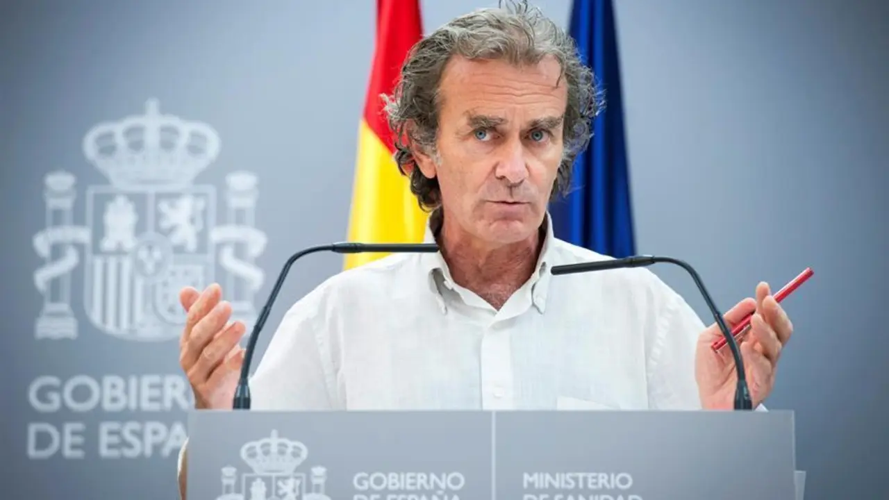 El director del Centro de Coordinaci&oacute;n de Alertas y Emergencias Sanitarias, Fernando Sim&oacute;n, comparece en rueda de prensa para dar cuenta de los &uacute;ltimos datos de la pandemia de coronavirus en Espa&ntilde;a, este jueves. EFE/ Luca Piergiovanni
