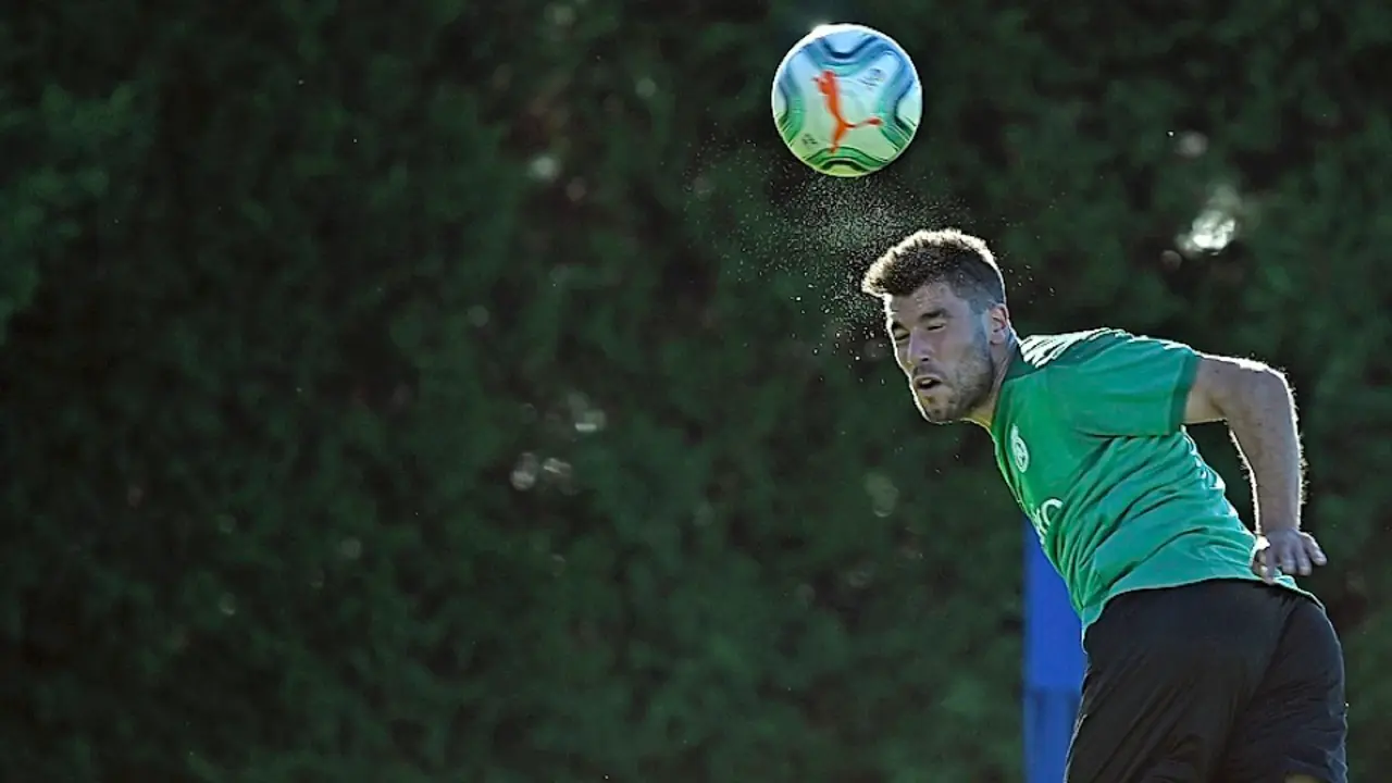 Jon Ander, cabeceando un bal&oacute;n durante el entrenamiento vespertino de ayer. / Hardy