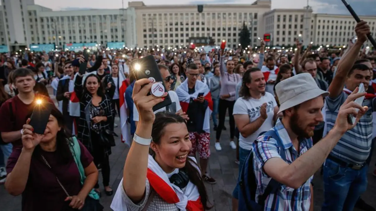 La gente asiste a una protesta contra los resultados de las elecciones presidenciales, en Minsk, Bielorrusia, el 24 de agosto de 2020. EFE / EPA / TATYANA ZENKOVICH