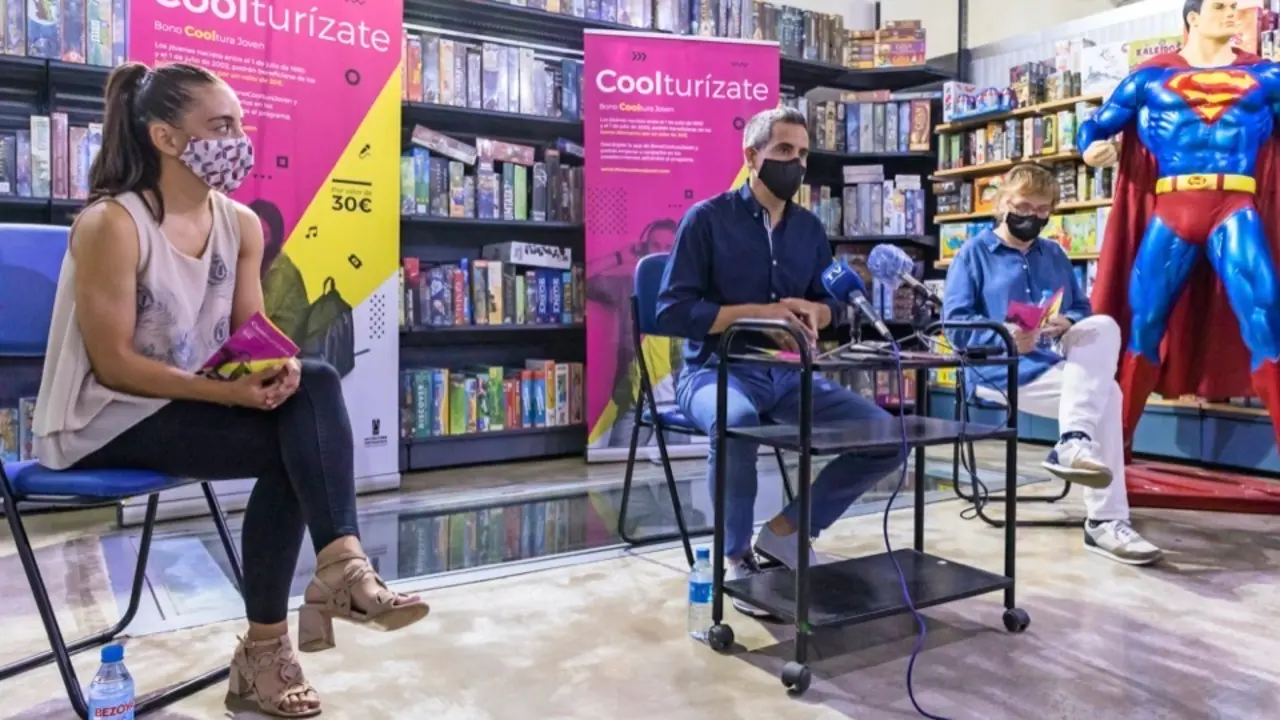 El vicepresidente del Gobierno, Pablo Zuloaga durante la presentaci&oacute;n ayer de los bonos Cooltura en la librer&iacute;a Nexus 4 de Santander. / ALERTA