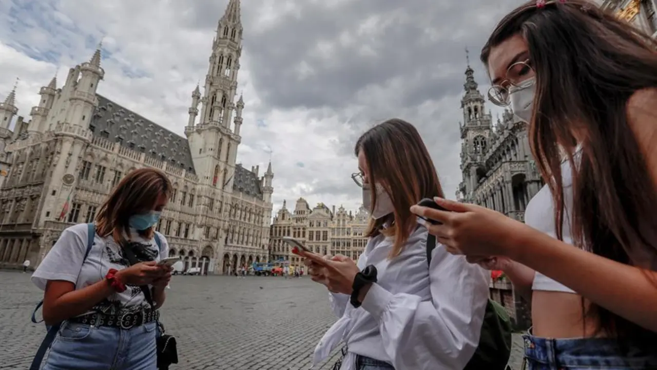 Turistas con m&aacute;scaras en la Grand Place de Bruselas, B&eacute;lgica, 20 de agosto de 2020. EFE