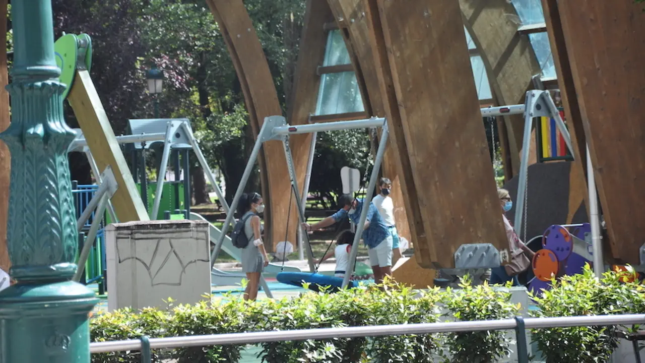Varias familias disfrutan del parque Manuel Barqu&iacute;n de Torrelavega, cuando quedan pocos d&iacute;as para el inicio escolar. / S.D.