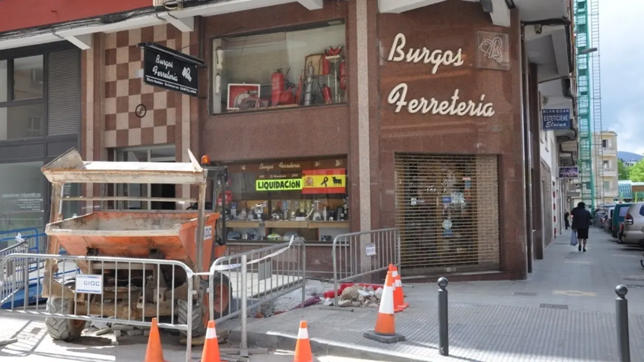 La ferreter&iacute;a Burgos en Torrelavega con un cartel que se lee, liquidaci&oacute;n. / S.D.