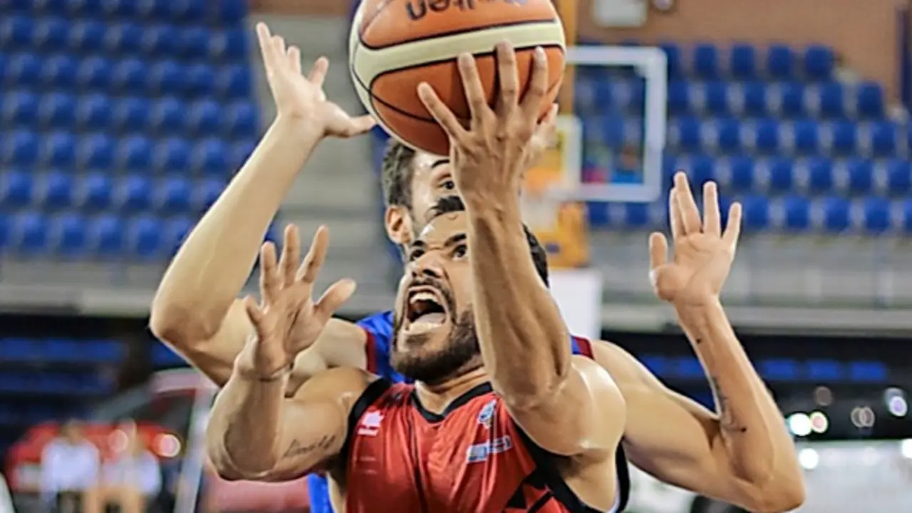 Harold Cazorla, entrando a canasta en el partido frente a Bodegas Rioja Vega de la temporada 2019-2020 disputado en Logro&ntilde;o. / Sergio Cocho