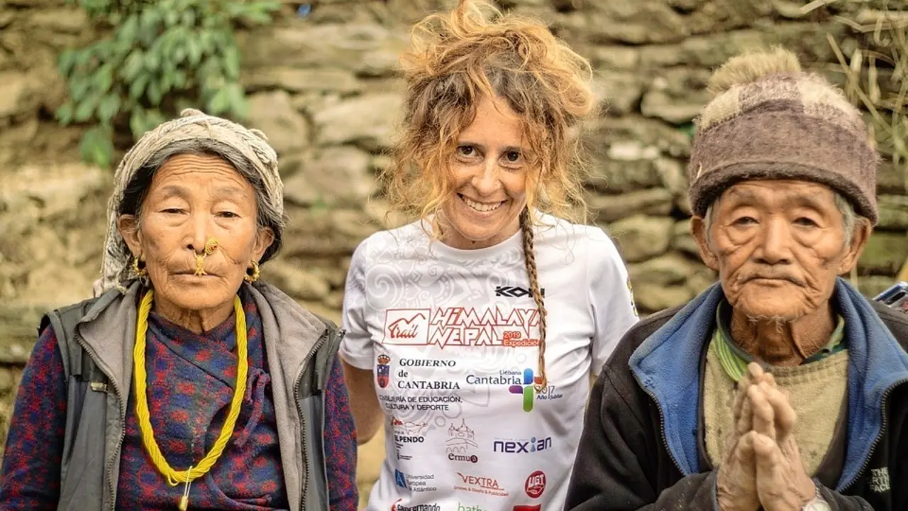 Raquel Garc&iacute;a Ceballos atraves&oacute; Nepal durante 85 d&iacute;as con un c&aacute;mara, dos porteadores y un gu&iacute;a. / ARCHIVO
