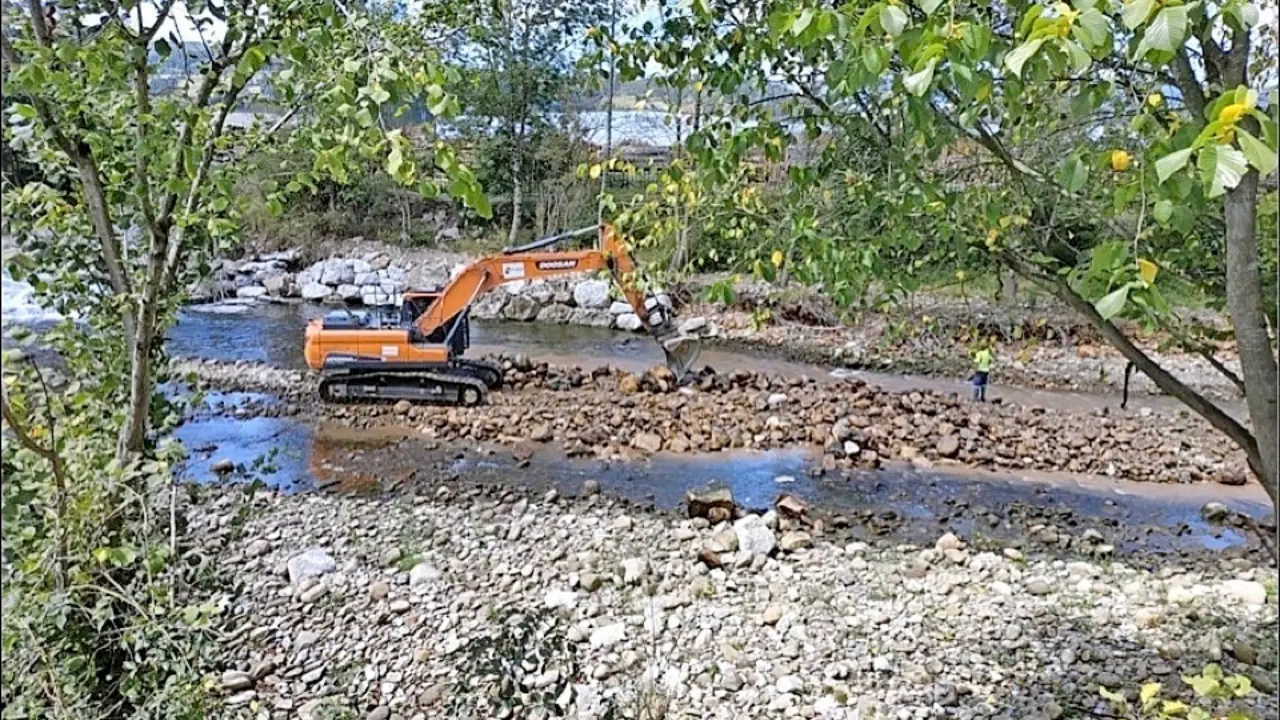 En la im&aacute;genes se observa el inicio de las actuaciones para la conservaci&oacute;n y mantenimiento en el r&iacute;o Besaya en las proximidades de La Ag&uuml;era. Durante las crecidas sucedidas en los d&iacute;as 23 y 24 de enero de 2019, el r&iacute;o se desbord&oacute; produciendo afecciones, temi&eacute;ndose que en futuras avenidas la rotura de la margen pudiera provocar la entrada del r&iacute;o hacia el barrio de El Bardal&oacute;n. / ALERTA