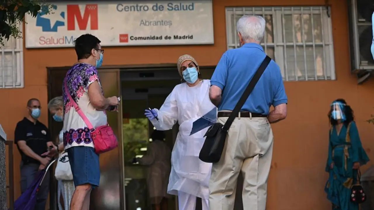 Varias personas esperan su turno para las pruebas aleatorias de PCR en el Centro de Salud Abrantes en el distrito de Carabanchel en Madrid, este martes. EFE/Fernando Villar