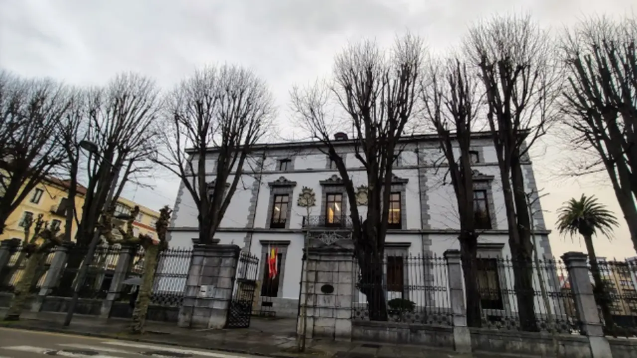 Fachada del Ayuntamiento de Santo&ntilde;a.