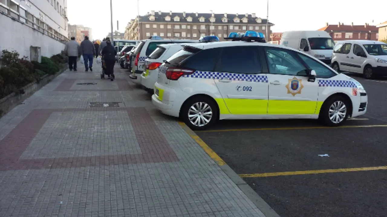Veh&iacute;culos de la polic&iacute;a local de Camargo en su sede de la ciudad.