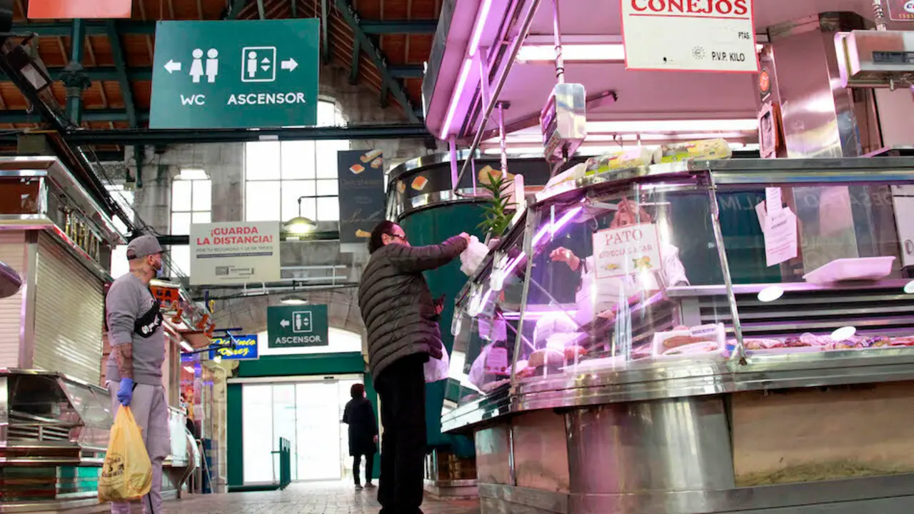 Varias personas comprando en el Mercado de la Esperanza, Santander. / J.R.