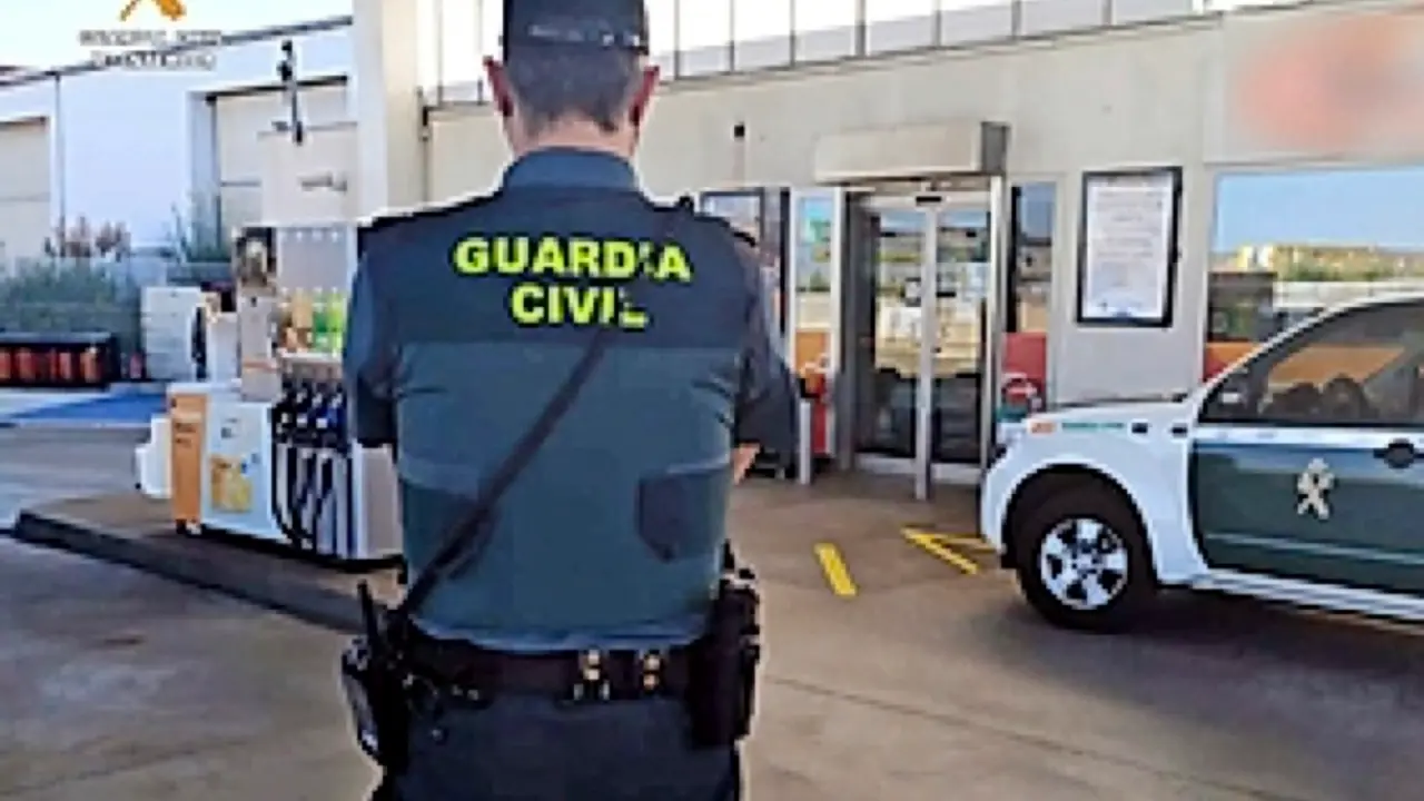 Un agente de la Guardia Civil en una gasolinera. / ALERTA