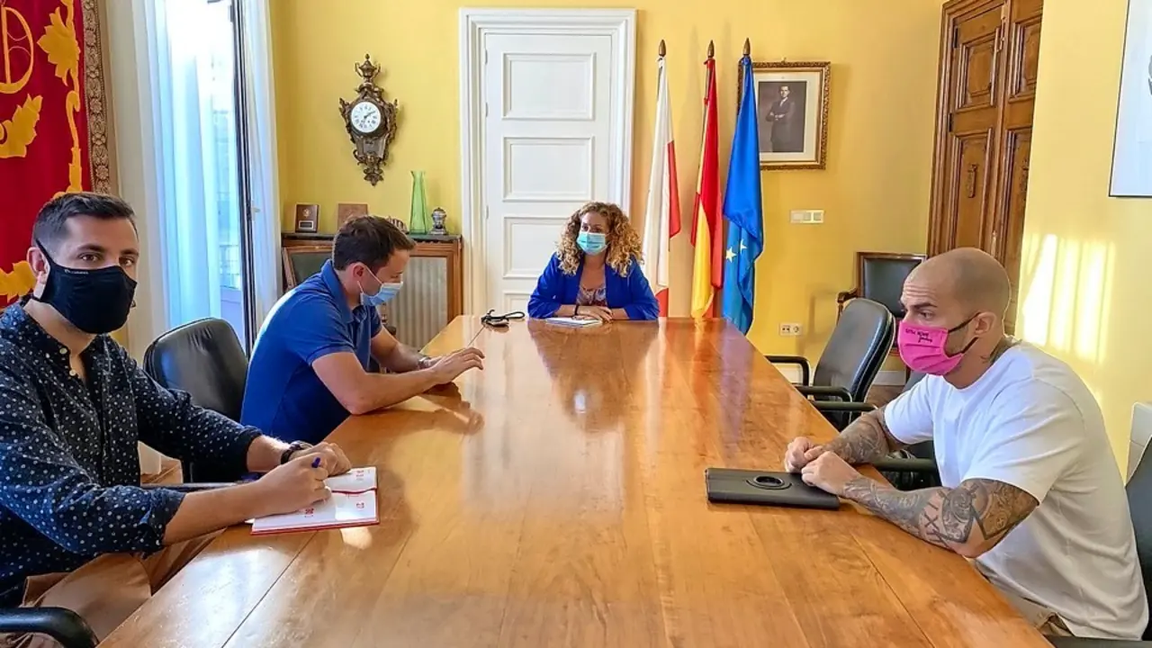 Miembros de la patronal del ocio nocturno con la delegada del Gobierno, Ainhoa Qui&ntilde;ones. / alerta