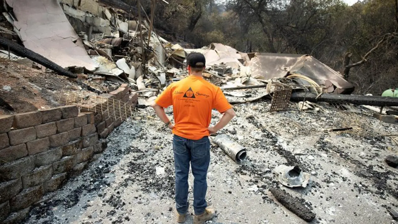 Gary Pratt inspecciona las ruinas de su casa en Spanish Flats Mobile Villa Park, despu&eacute;s de que el LNU Lightning Complex pasara cerca del lago Berryessa, California, EE. UU.EFE/EPA/PETER DASILVA