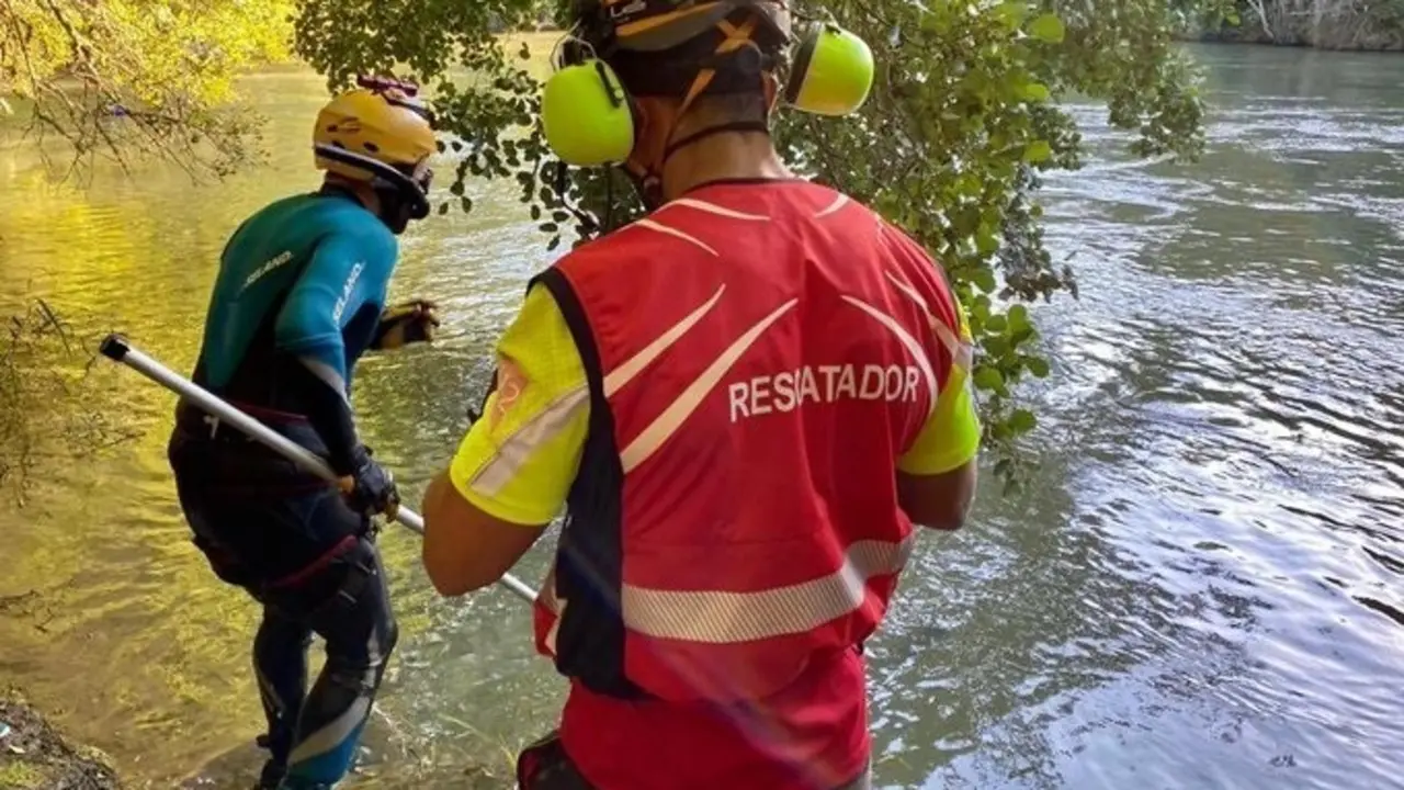Efectivos que participan en la b&uacute;squeda del pescador de 70 a&ntilde;os desaparecido en Aldea del Ebro