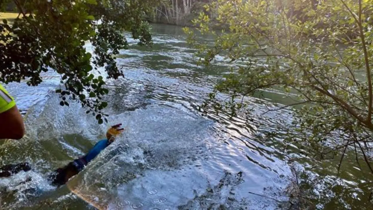 Inmersi&oacute;n en el r&iacute;o, ayer, para buscar al pescador. / GOBIERNO DE CANTABRIA