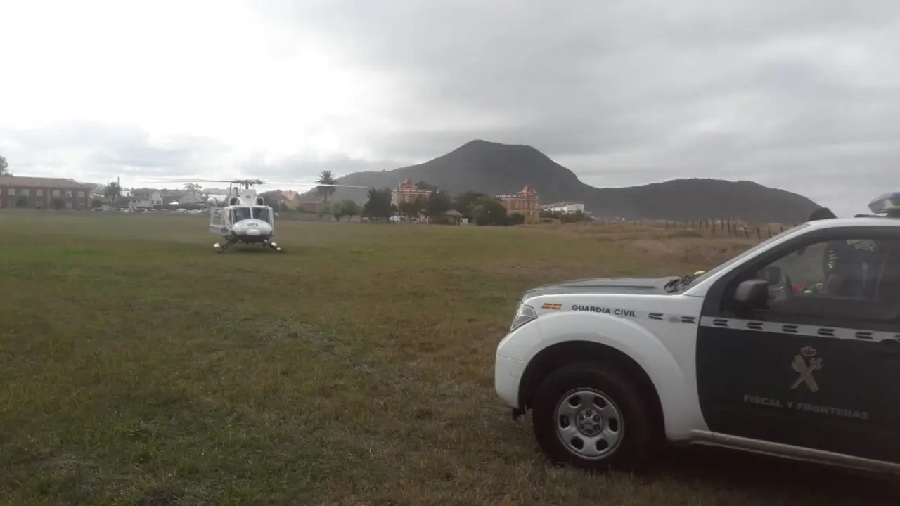 El helic&oacute;ptero del Gobierno de Cantabria ha trasladado el cuerpo sin vida de un var&oacute;n desde el Faro del Caballo hasta una zona pr&oacute;xima a El Dueso, en Santo&ntilde;a