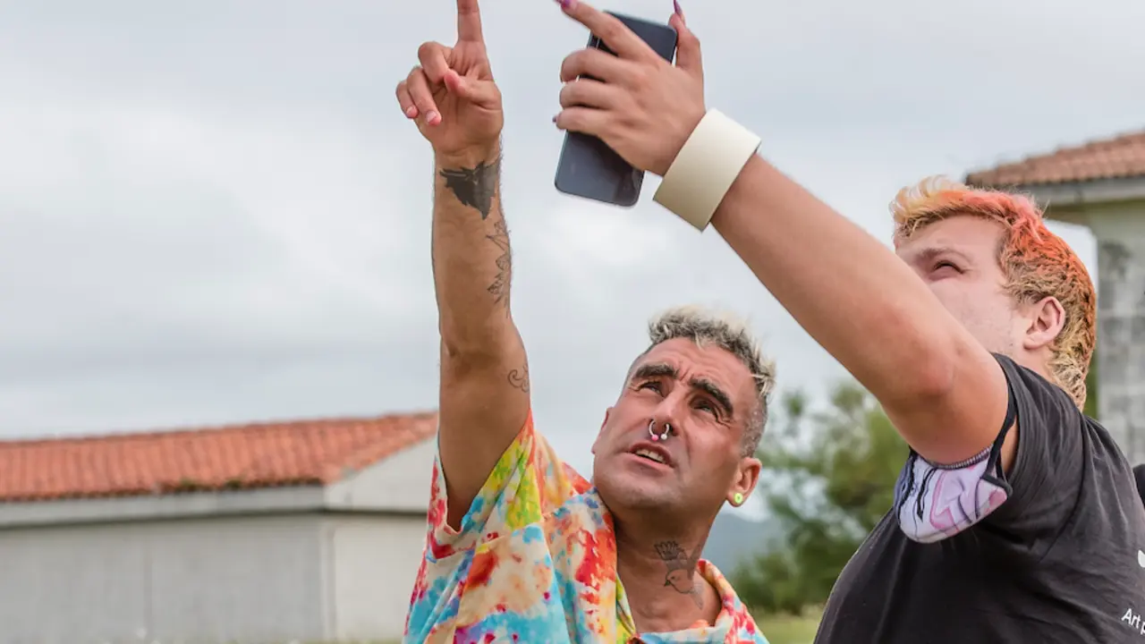 Okuda y su colaborador Marcos comentan los &uacute;ltimos retoques del Faro de Ajo. / Reguera