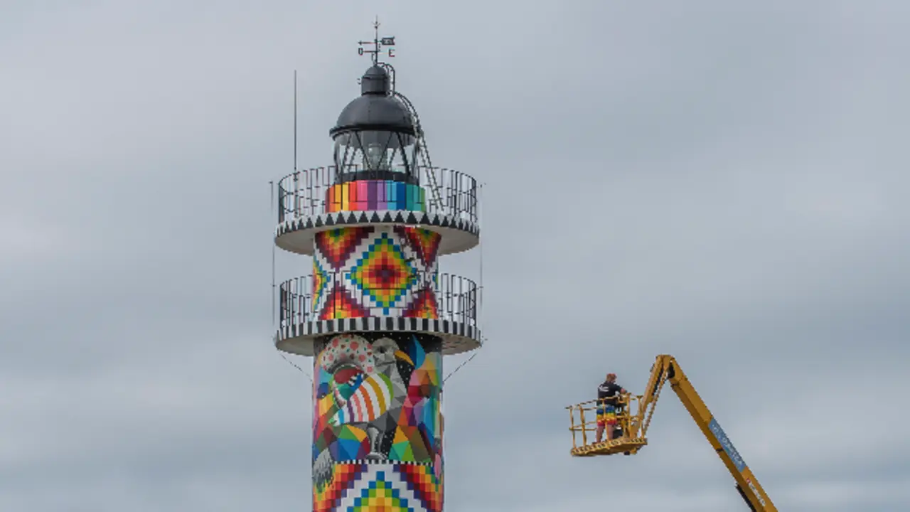 Vista del Faro de Ajo coloreado por el artista Okuda. / T. Reguera