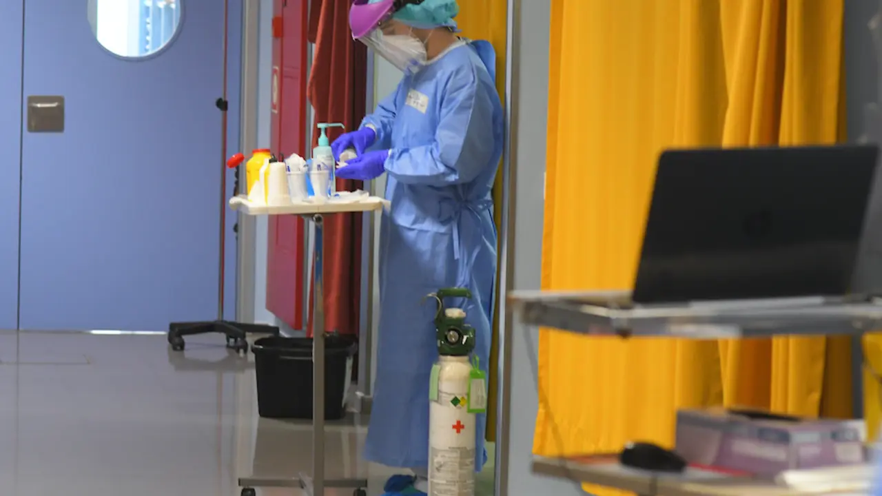 Un sanitario en la UCI del Hospital Marqu&eacute;s de Valdecilla. / CUBERO