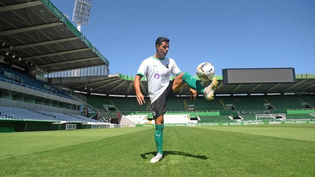 &Aacute;lvaro Bustos, ayer en los Campos de Sport de El Sardinero en su presentaci&oacute;n. / hardy