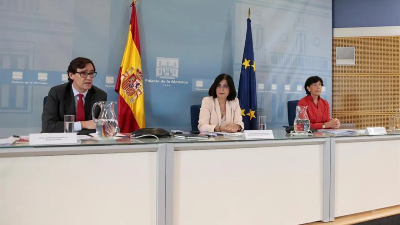 (De i a d) El ministro de Educaci&oacute;n, Salvador Illa, la ministra de Pol&iacute;tica Territorial y Funci&oacute;n P&uacute;blica, Carolina Darias, y la ministra de Educaci&oacute;n, Isabel Cela&aacute;, se re&uacute;nen este jueves con las comunidades aut&oacute;nomas en una conferencia sectorial mixta para abordar las reglas y protocolos sanitarios a aplicar en el inicio del curso escolar 2020-21, para el que la comunidad educativa exige m&aacute;ximas garant&iacute;as anticoronavirus. EFE/ Jose Maria Cuadrado Jim&eacute;nez /S&Oacute;LO USO EDITORIAL/NO VENTAS