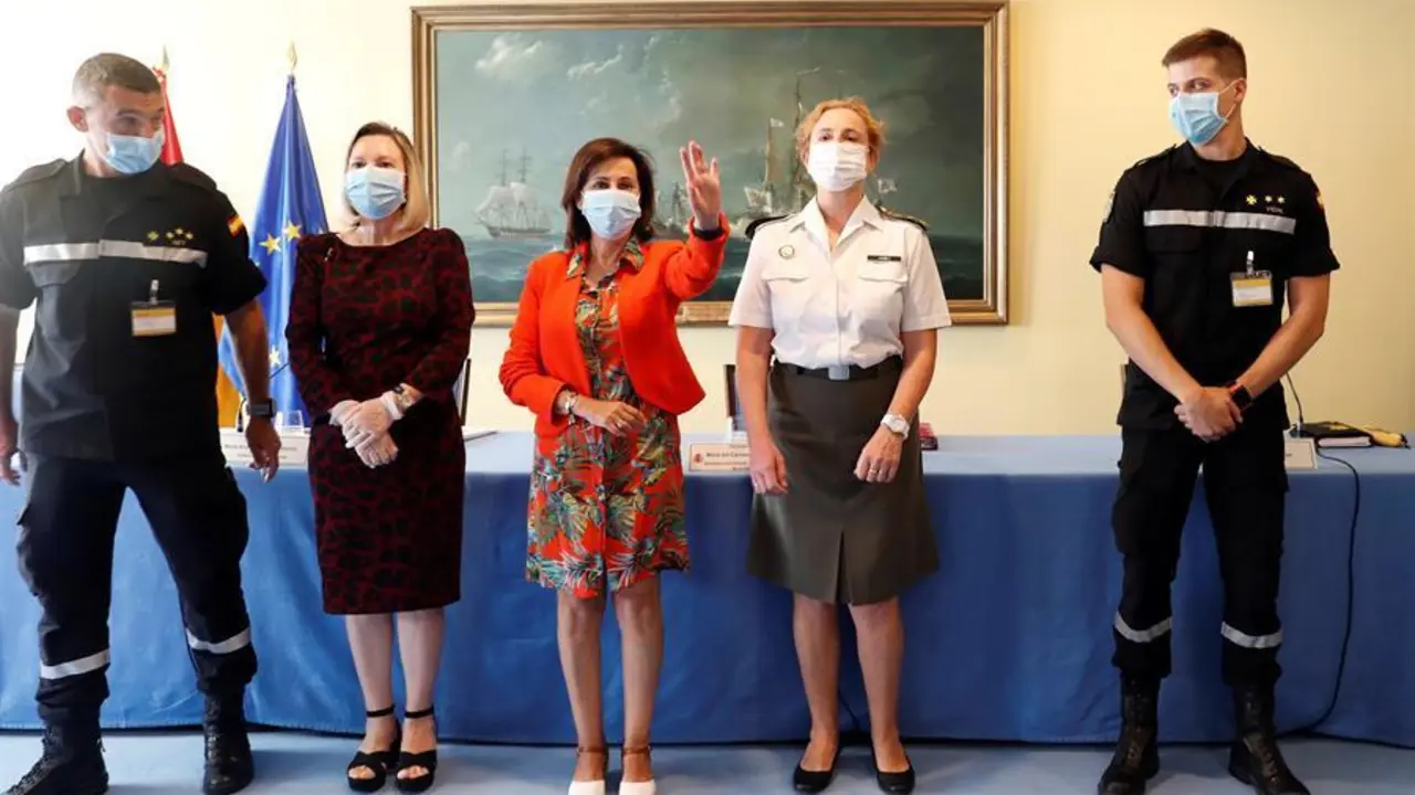 El capit&aacute;n, Jos&eacute; Ram&oacute;n Fedriani; la subsecretaria de Defensa, Mar&iacute;a Amparo Valcarce Garc&iacute;a; la ministra de Defensa, Margarita Robles, la directora del Instituto de Medicina Preventiva de la Defensa, la teniente coronel Mar&iacute;a del Carmen Ari&ntilde;ez Fern&aacute;ndez, y el teniente Miguel Vidal Rodr&iacute;guez. EFE/ Zipi