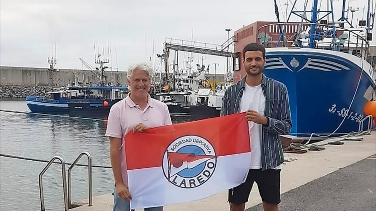 Parro posa con la bandera del Laredo. / Alerta