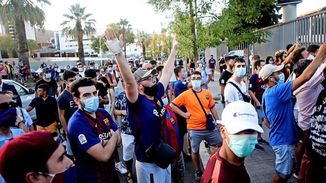 Protesta contra la directiva del Barcelona por la marcha de Messi. / EFE