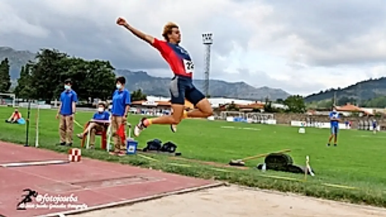 Un participante en la prueba de salto de longitud. / Joseba gonz&aacute;lez
