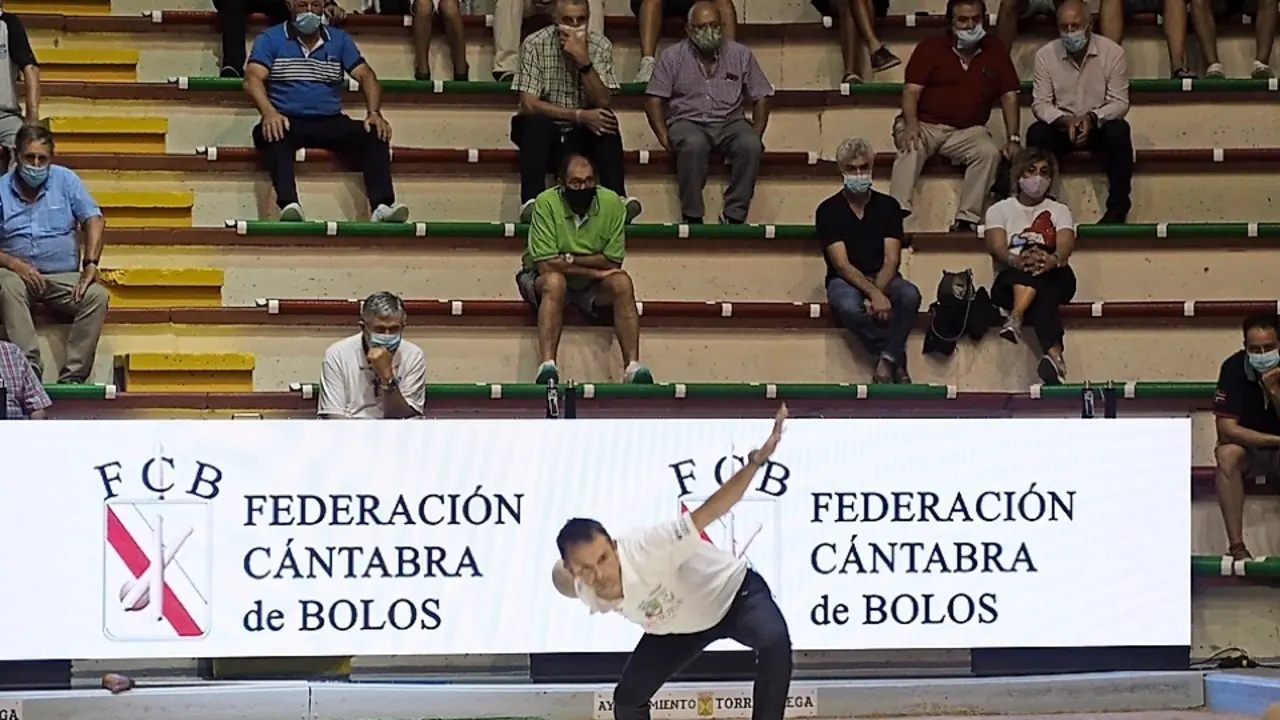&Oacute;scar Gonz&aacute;lez, anoche en el tiro de la Severino Prieto, durante el &uacute;ltimo concurso de octavos de final. / Juan
