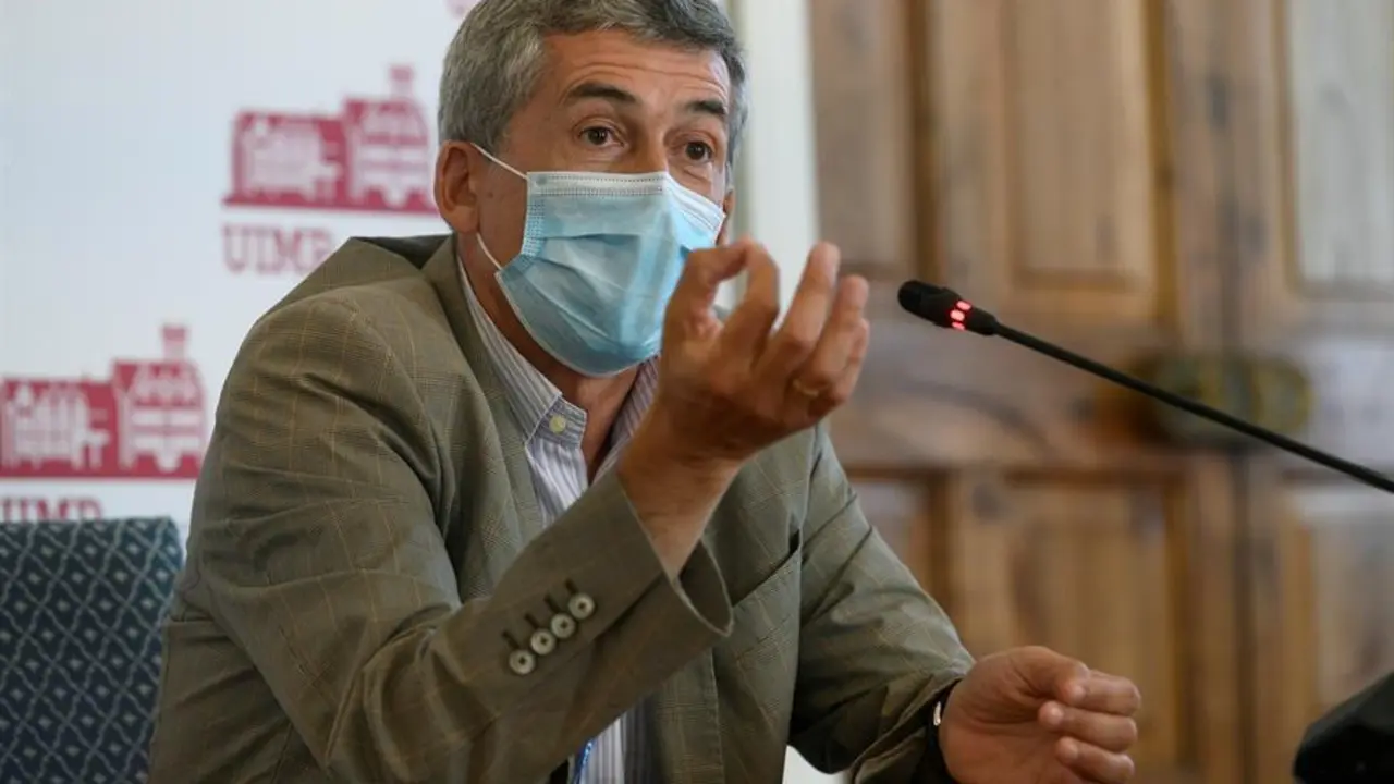 El vir&oacute;logo e investigador del Consejo Superior de Investigaciones Cient&iacute;ficas (CSIC) Antonio Alcam&iacute;, cree que en un a&ntilde;o se detectar&aacute;n virus en el aire casi en tiempo real, este jueves en la Universidad Internacional Men&eacute;ndez Pelayo en Santander. EFE/Pedro Puente Hoyos