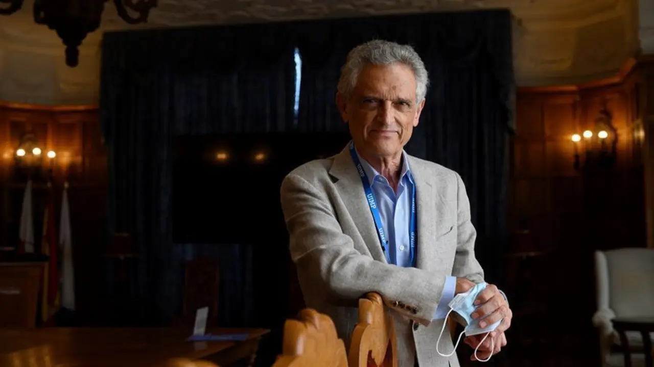 El psiquiatra Luis Rojas Marcos, durante la entrega del Premio a la trayectoria internacional en el &aacute;mbito del derecho a la salud, en el que ha animado a los ciudadanos a "no tirar la toalla" porque la pandemia es "pasajera", este jueves en la Universidad Internacional Men&eacute;ndez Pelayo en Santander. EFE/Pedro Puente Hoyos