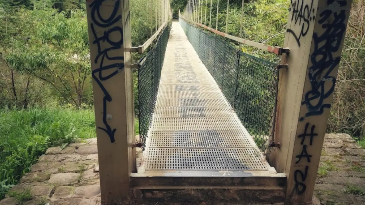 Barrera arquitect&oacute;nica para ir hacia el parque de la Viesca, en el Barrio Covadonga./ ALERTA
