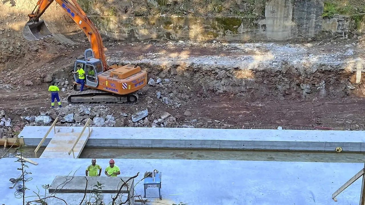 Obras que ejecuta la Confederaci&oacute;n Hidrogr&aacute;fica del Cant&aacute;brico para mejorar la estaci&oacute;n de aforo del r&iacute;o Pas en Puente Viesgo. / alerta
