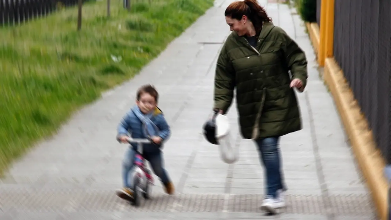 Una madre disfruta de la ma&ntilde;ana con su hijo, ante unos d&iacute;as del inicio escolar. / J.R.
