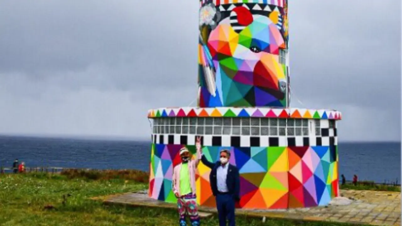 El presidente de Cantabria y el artista Okuda en la inauguraci&oacute;n del Faro de Ajo. / @RevillaMiguelA